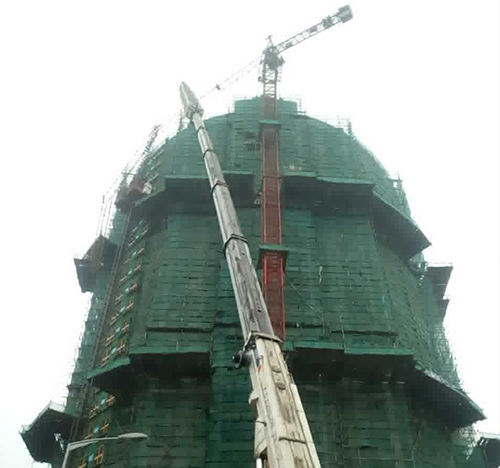 青冈吊车在工地上作业